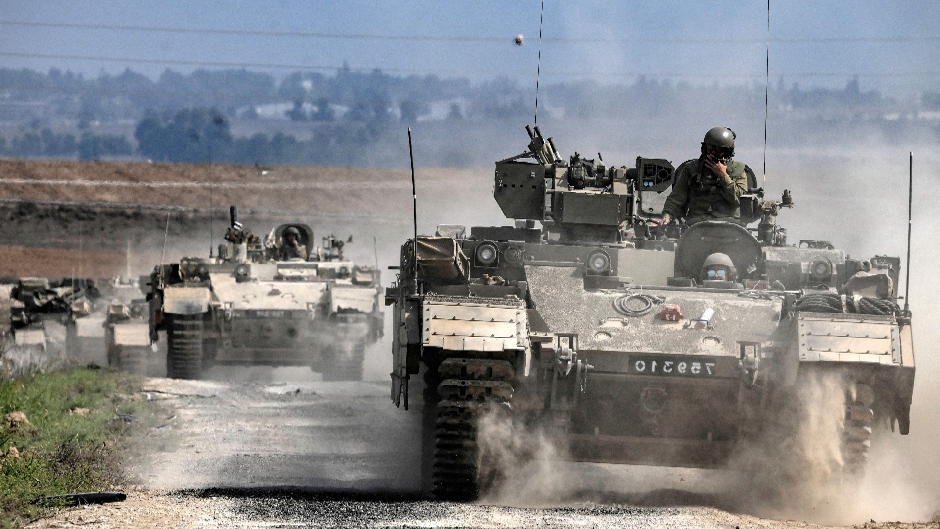 Израиль сосредоточил войска у сектора Газа и ведёт перестрелки с Ливаном