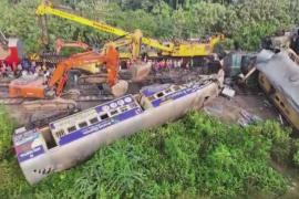 Погибших в результате столкновения поездов в Индии уже 14