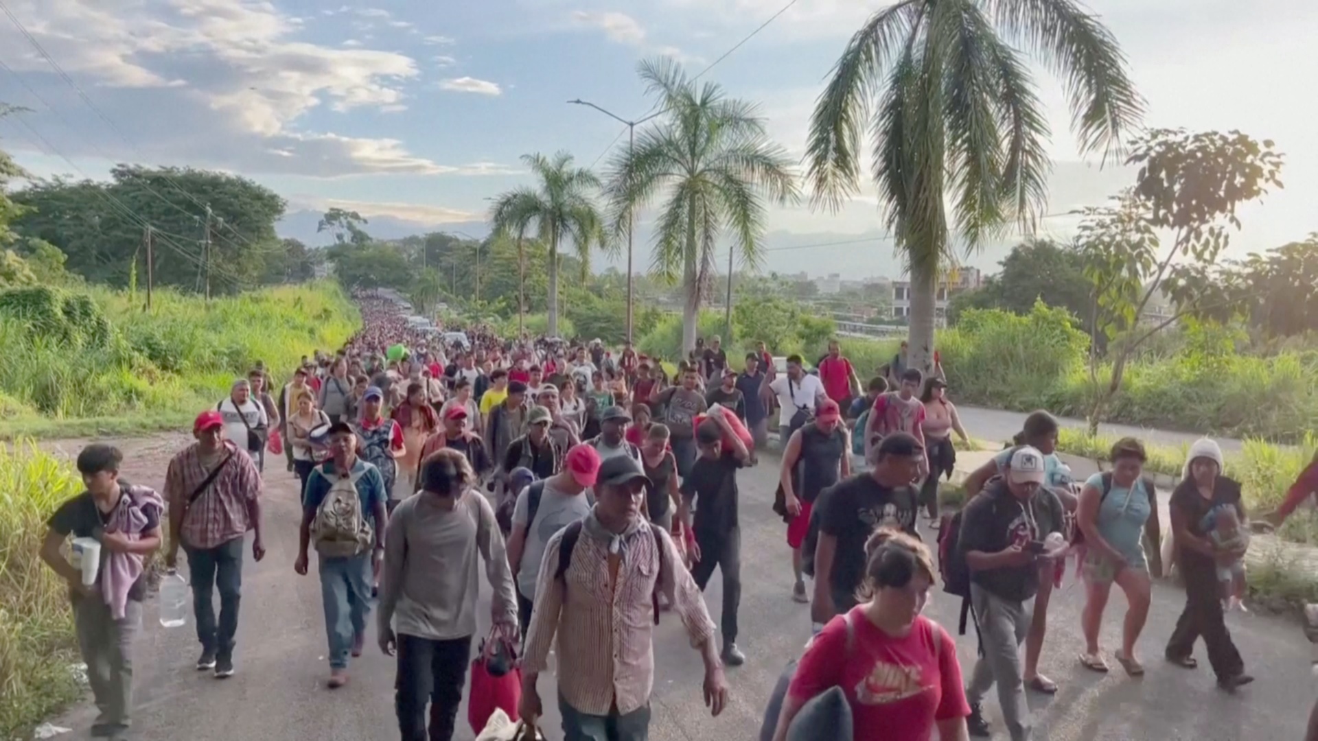 Огромный караван мигрантов идёт с юга Мексики к границе США