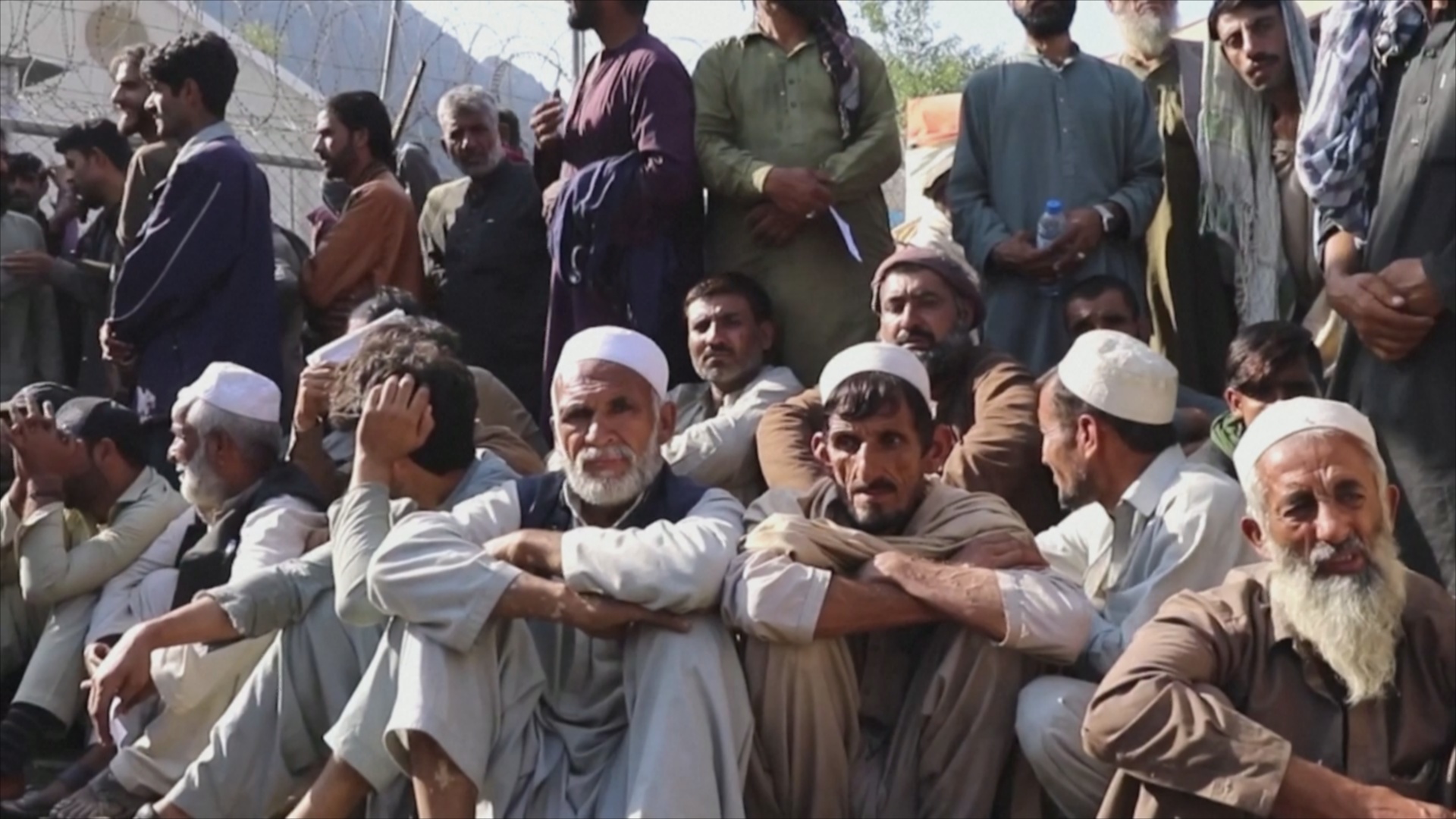 10 000 человек ежедневно пересекают границу Пакистана, возвращаясь в Афганистан