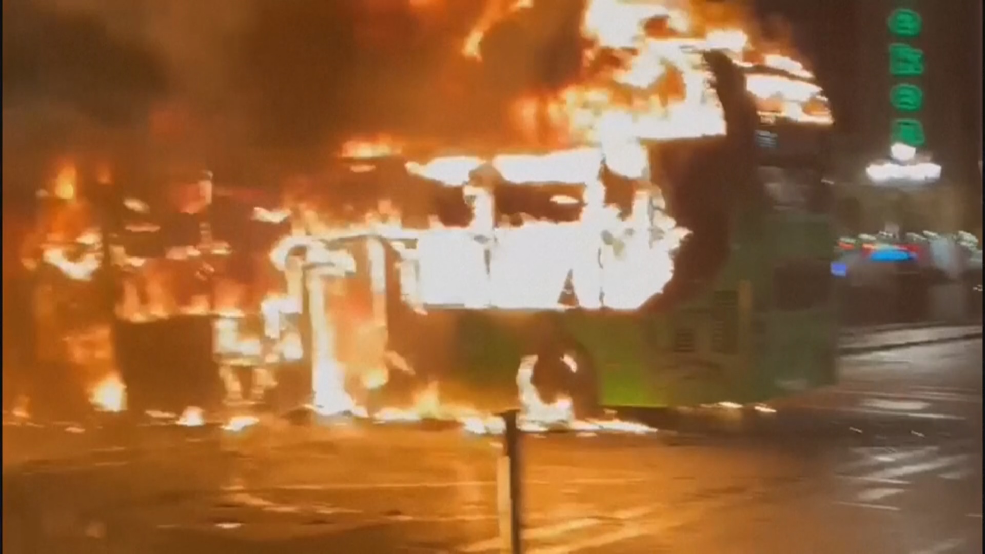 В Дублине вспыхнули массовые беспорядки после резни у школы