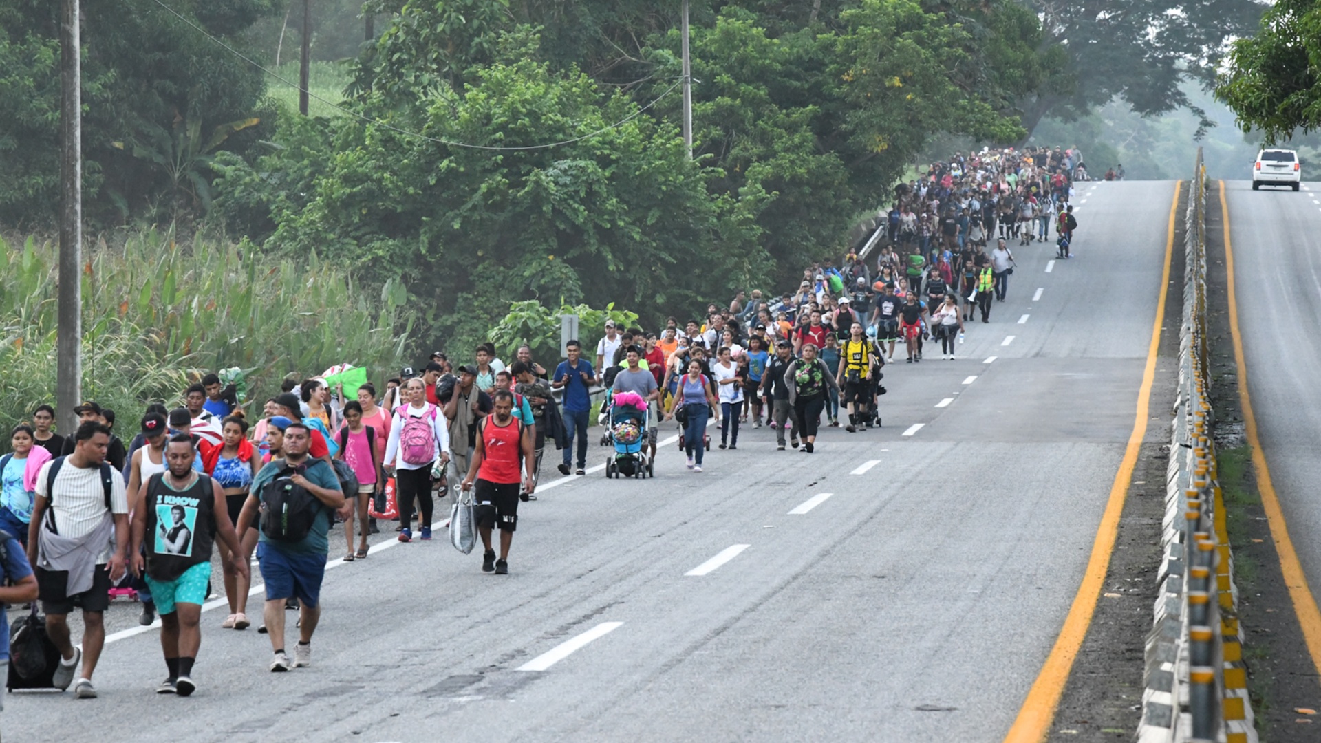 Многотысячный караван мигрантов движется к границе Мексики с США
