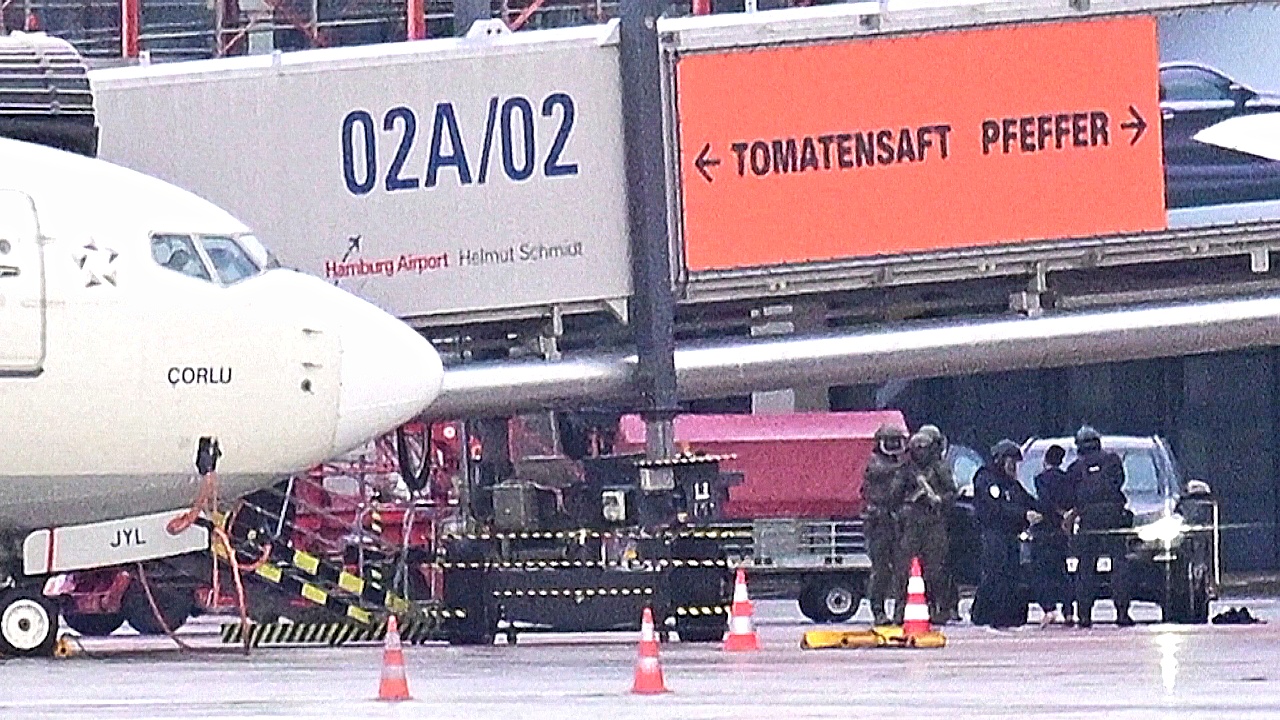 Аэропорт Гамбурга снова открыт после ареста мужчины, захватившего в заложники свою дочь