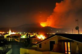 Вулкан Этна на Сицилии снова извергает лаву и выбрасывает столбы газа и пепла