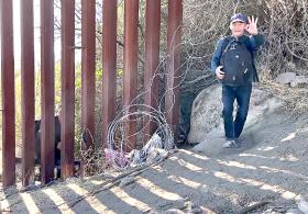 Мигранты пересекают границу США и ждут, пока их пропустит пограничный патруль