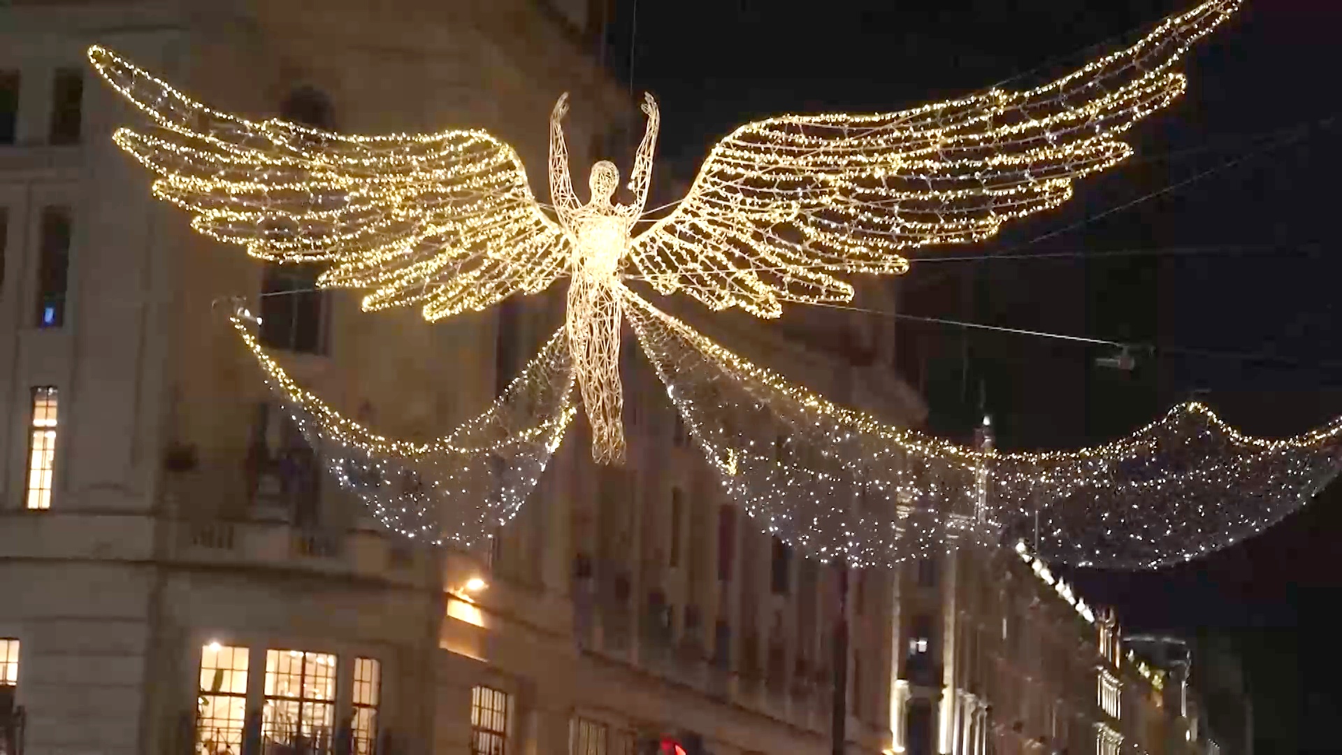 В лондонском Вест-Энде зажглась рождественская иллюминация