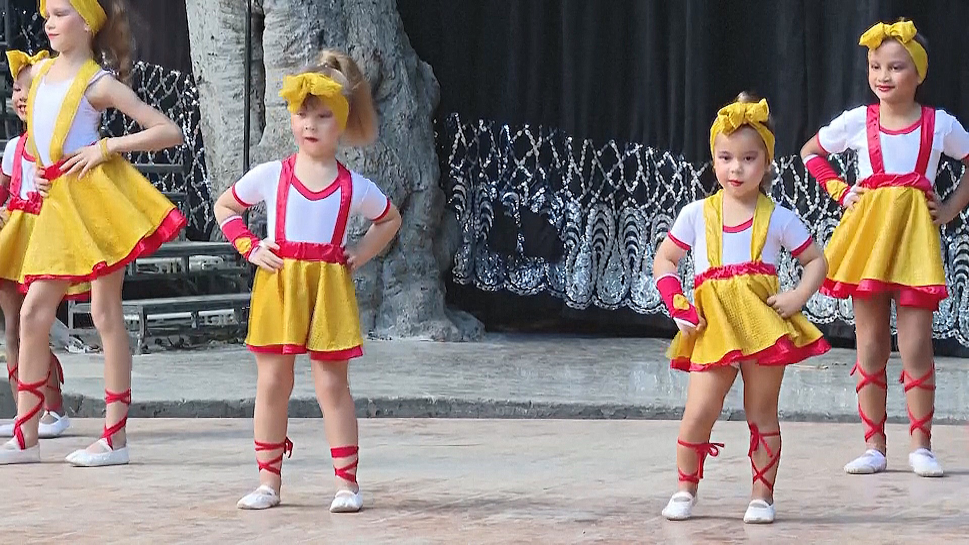 Кубинцы отдают детей на традиционные танцы, несмотря на кризис