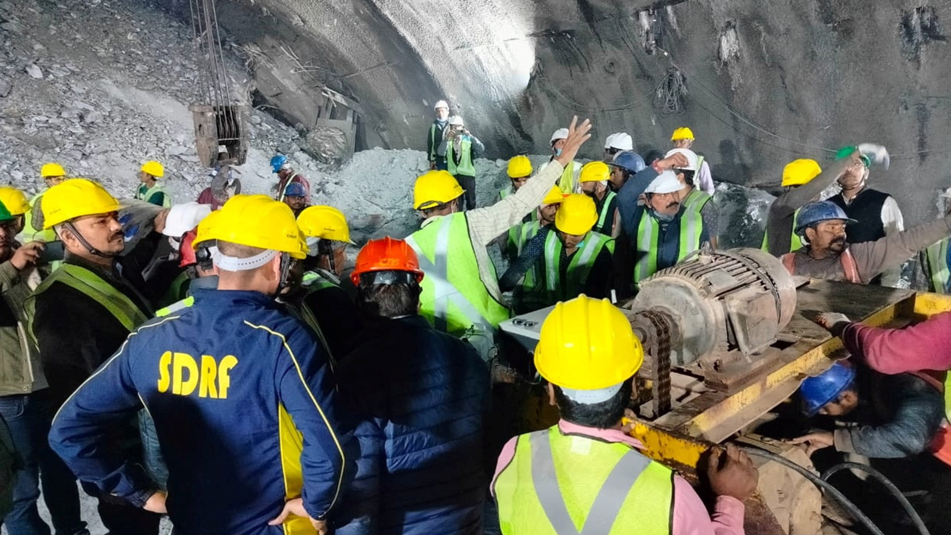 Родственники рабочих, застрявших в рухнувшем тоннеле в Индии, жалуются на медленный ход спасательных работ