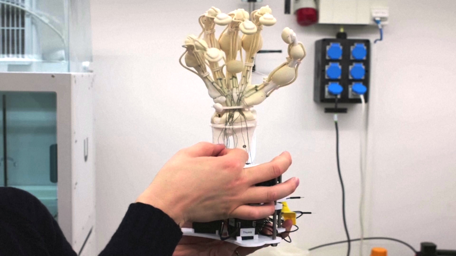 Роботизированную руку, похожую на человеческую, напечатали на новом 3D-принтере в Швейцарии