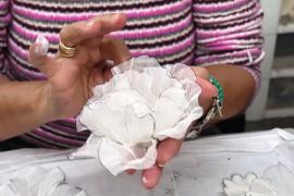 Последняя фабрика, на которой вручную делают цветы из ткани, работает в Нью-Йорке