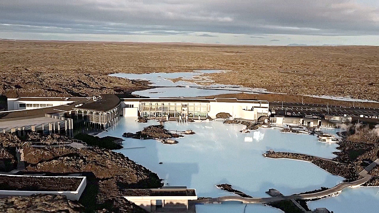 Исландия готовится к извержению вулкана и строит дамбу
