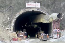 Индийским рабочим, застрявшим в рухнувшем тоннеле, придётся ждать спасения ещё несколько дней