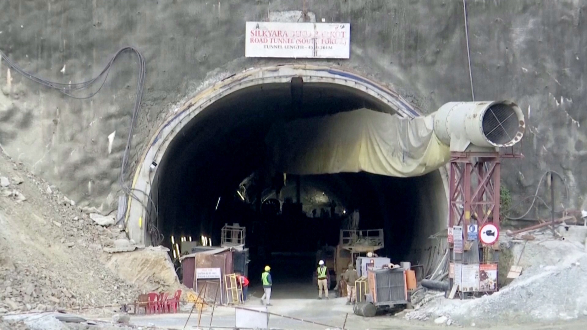 Индийским рабочим, застрявшим в рухнувшем тоннеле, придётся ждать спасения ещё несколько дней