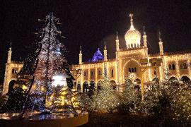 180-летний парк развлечений Тиволи украсили рождественской иллюминацией