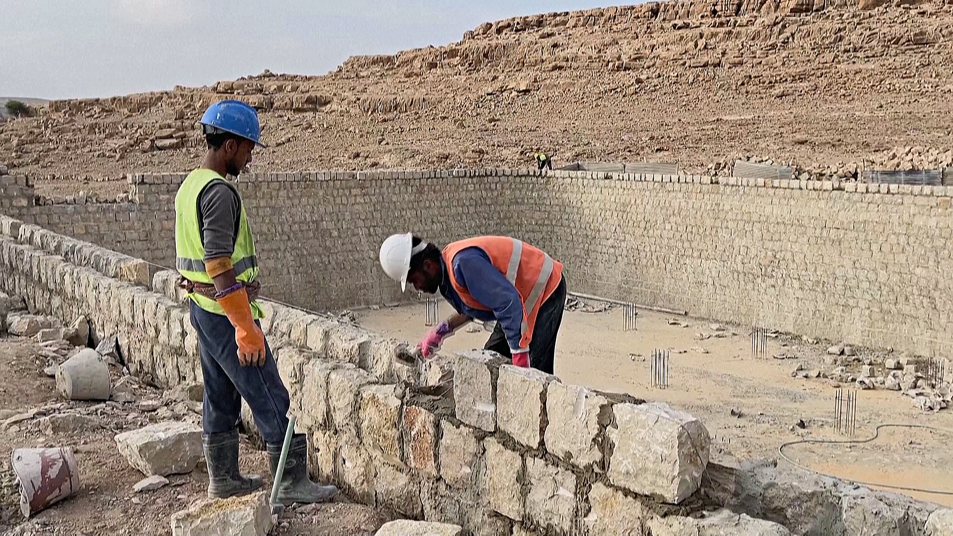Йеменцы строят резервуары для сбора дождевой воды из-за засухи