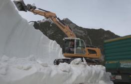 Как на горнолыжных курортах Австрии заготавливают снег впрок