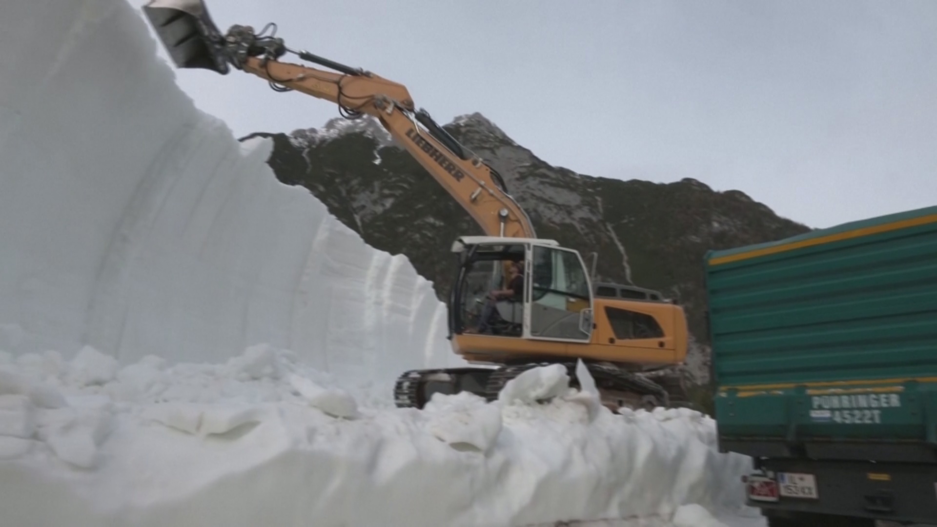 Как на горнолыжных курортах Австрии заготавливают снег впрок