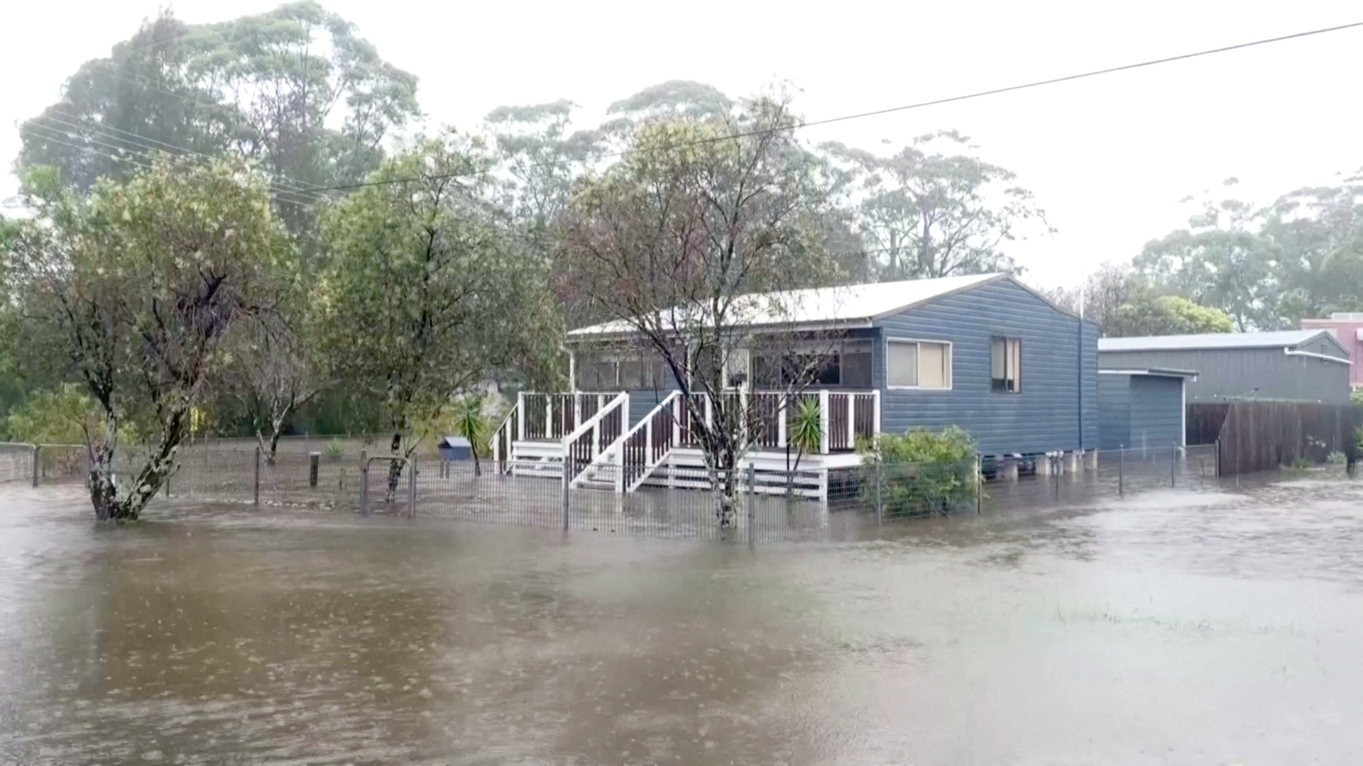 Внезапное наводнение из-за ливней обрушилось на австралийский штат