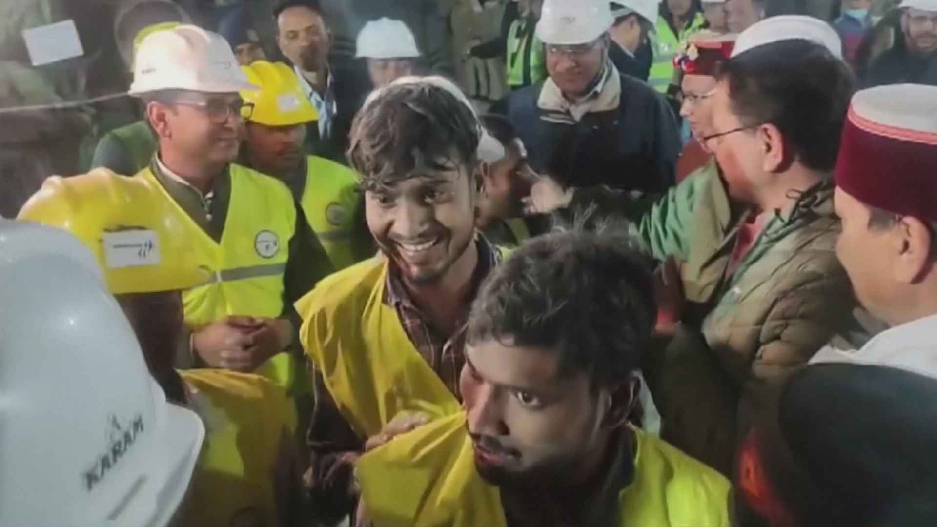 Их спасли: в Индии из рухнувшего туннеля наконец-то вызволили более 40 строителей