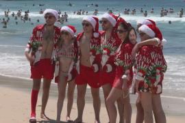 Австралийцы празднуют Рождество на пляже, несмотря на плохой прогноз погоды