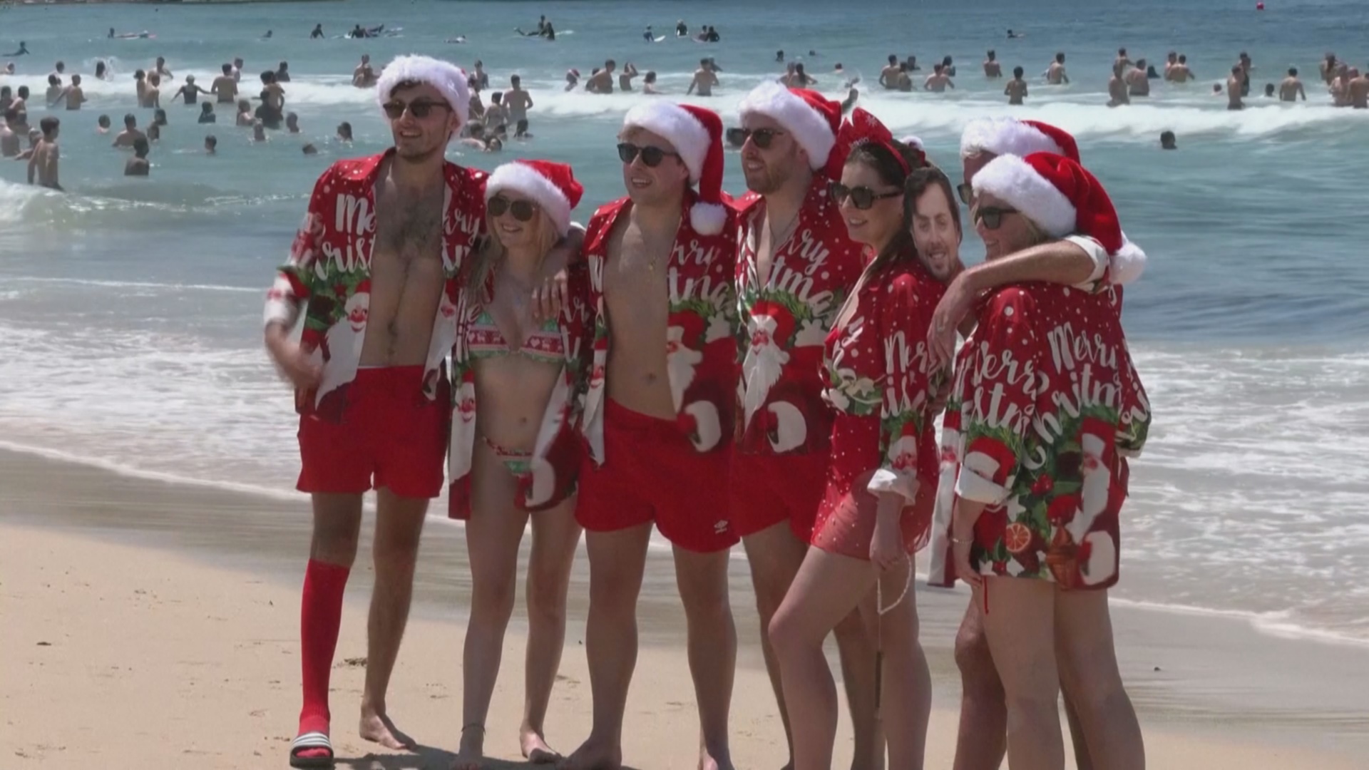 Австралийцы празднуют Рождество на пляже, несмотря на плохой прогноз погоды