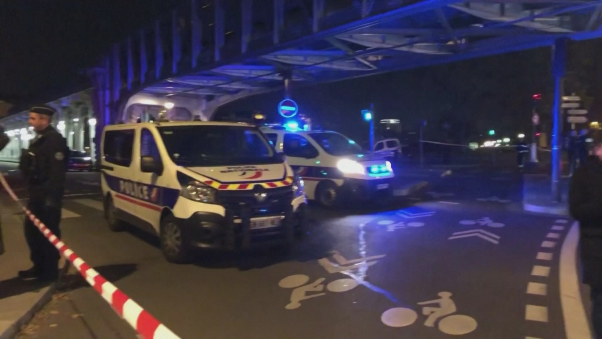 Мужчина с молотком и ножом убил одного и ранил двоих в Париже