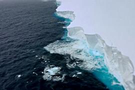 Самый большой айсберг на планете начал дрейфовать вдоль Антарктиды
