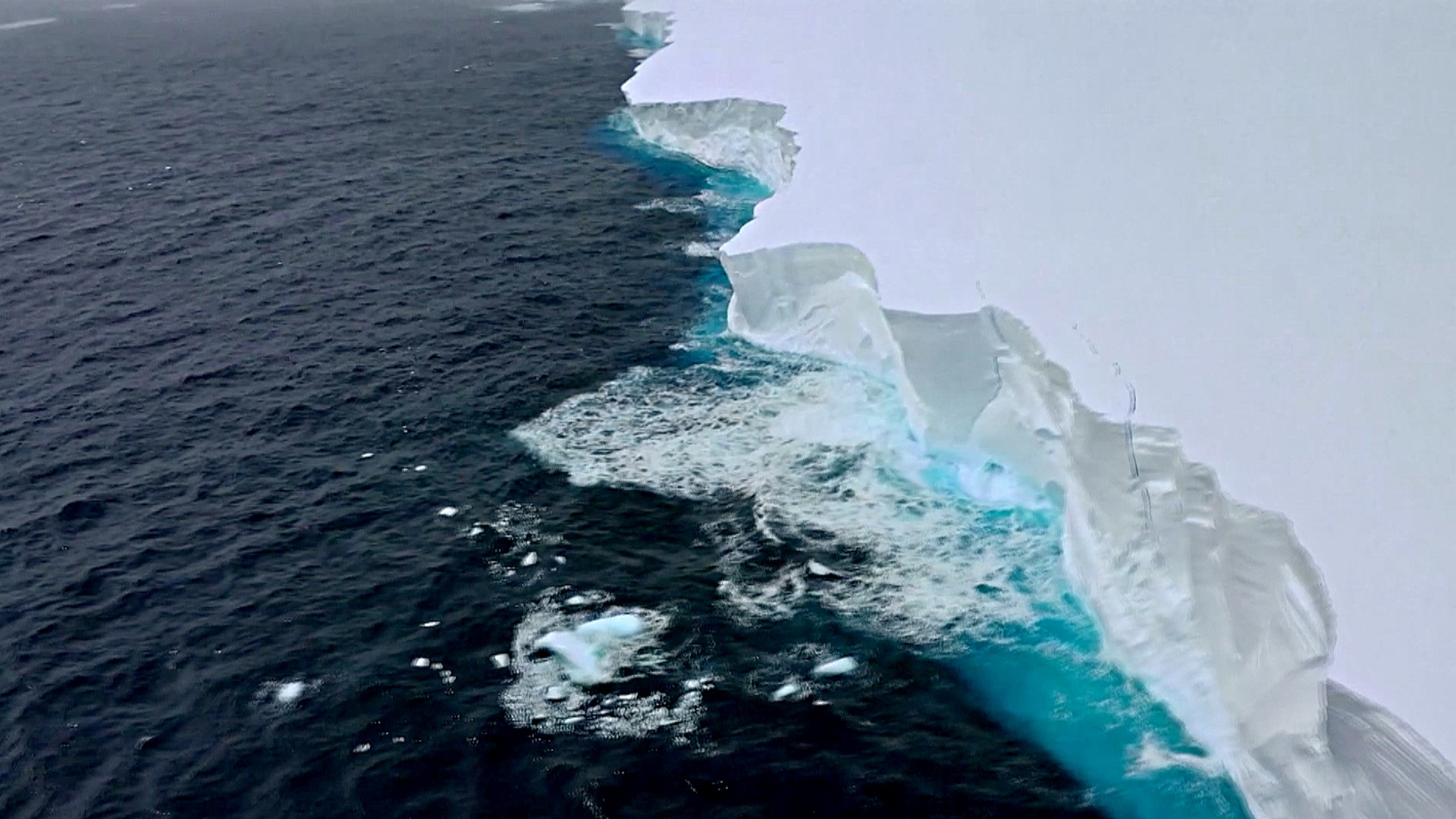 Самый большой айсберг на планете начал дрейфовать вдоль Антарктиды