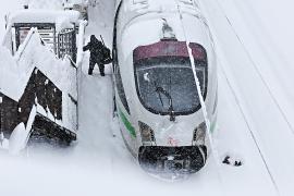 Снежный коллапс в Германии продолжает вызывать транспортные задержки