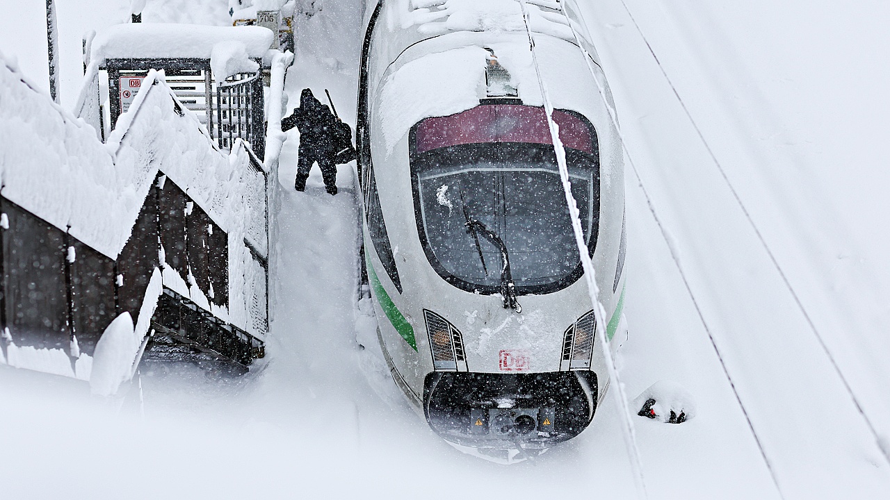 Снежный коллапс в Германии продолжает вызывать транспортные задержки