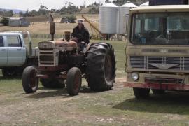 Развлечение в каникулы: фермер учит сыновей ремонтировать старые тракторы и грузовики