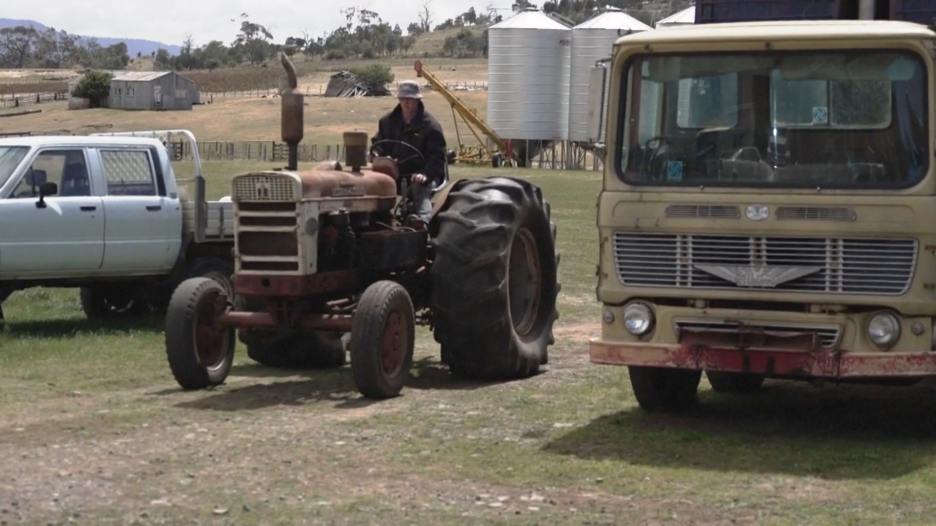 Развлечение в каникулы: фермер учит сыновей ремонтировать старые тракторы и грузовики