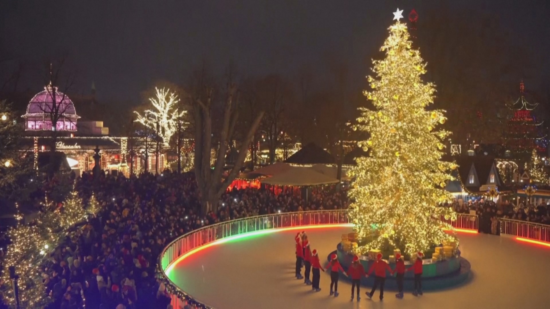 Рождество в «Тиволи»: праздничными огнями засверкал парк развлечений в Копенгагене