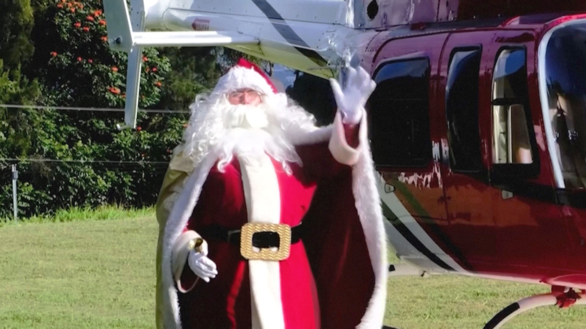 Прилетел на вертолёте: Санта-Клаус навестил больных детей в приюте в Гватемале