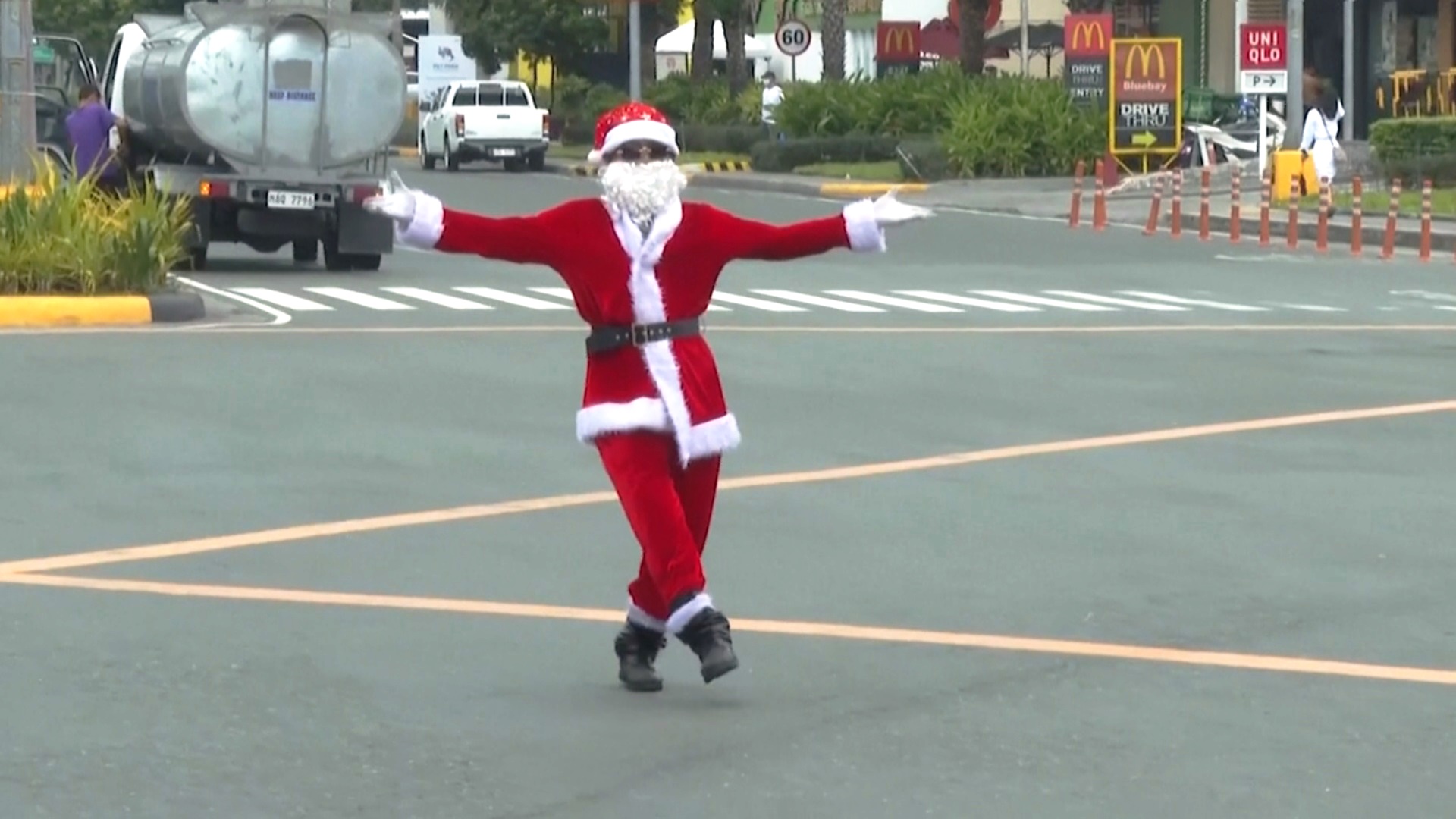 Танцующий Санта-регулировщик развлекает водителей на Филиппинах