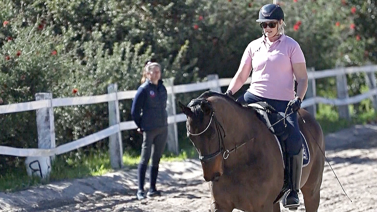 Через месяц после ампутации ног австралийка снова села на лошадь