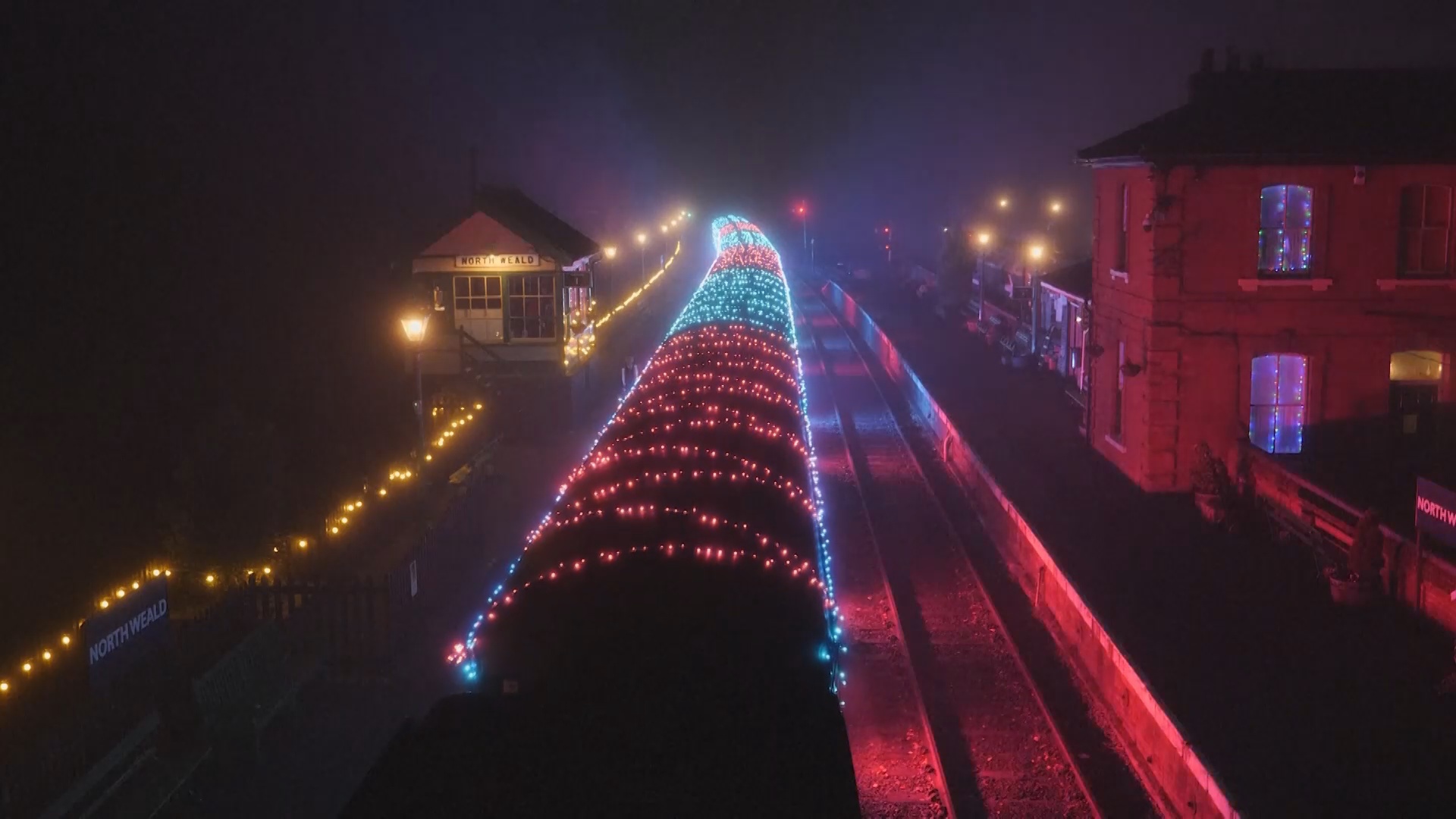 Рождественский поезд с 18 000 лампочек дарит праздник пассажирам в Великобритании
