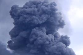 В Индонезии снова извергается смертоносный вулкан Марапи