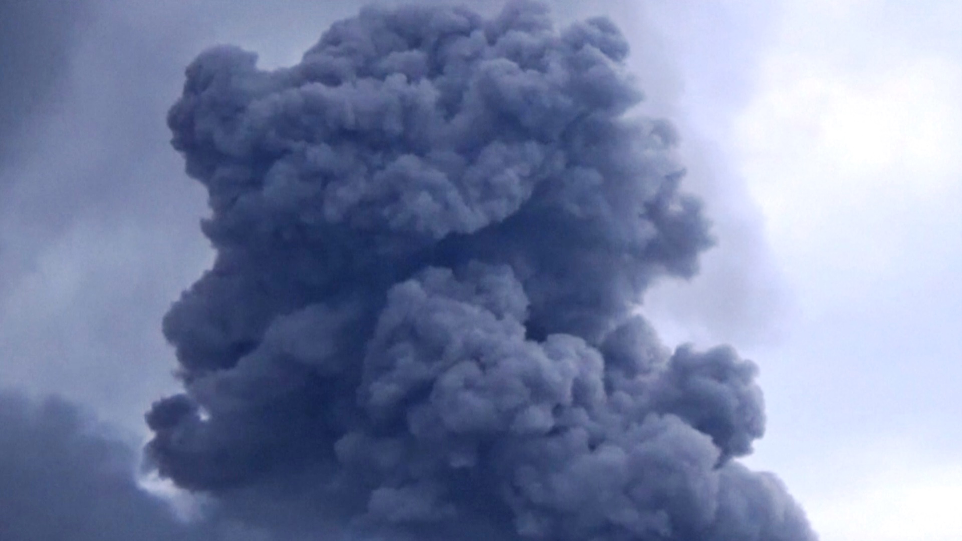 В Индонезии снова извергается смертоносный вулкан Марапи