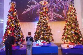 Более 50 рождественских ёлок, украшенных в традициях разных стран, представили в Чикаго