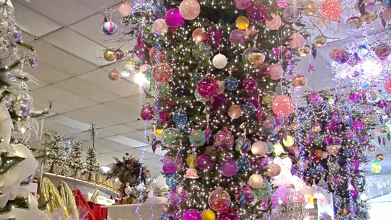 Розовые шары и ёлки вверх ногами: тренды новогоднего декора в Калифорнии