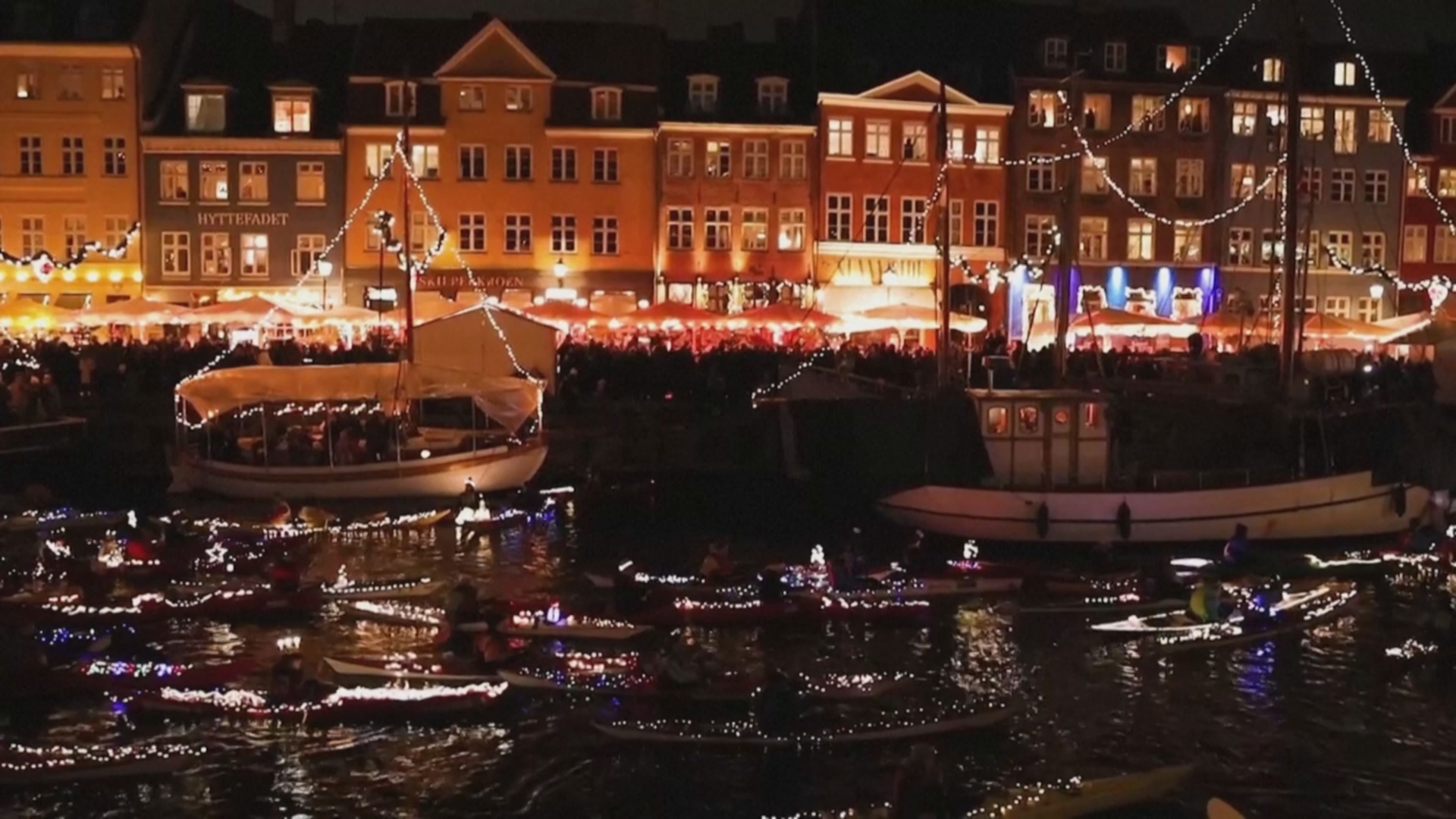 Парадом украшенных огнями байдарок отметили День св. Люсии в Копенгагене