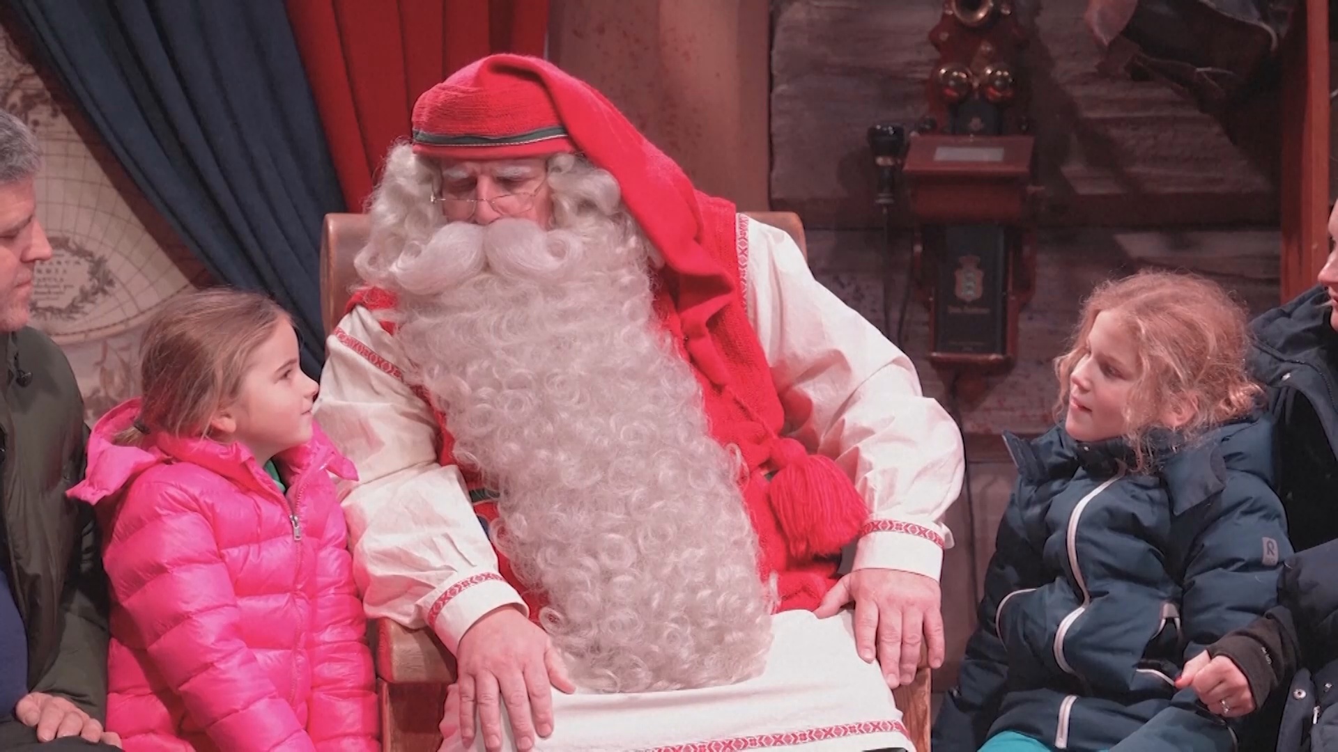 В Лапландии Санта-Клаус готовится к Рождеству и принимает гостей