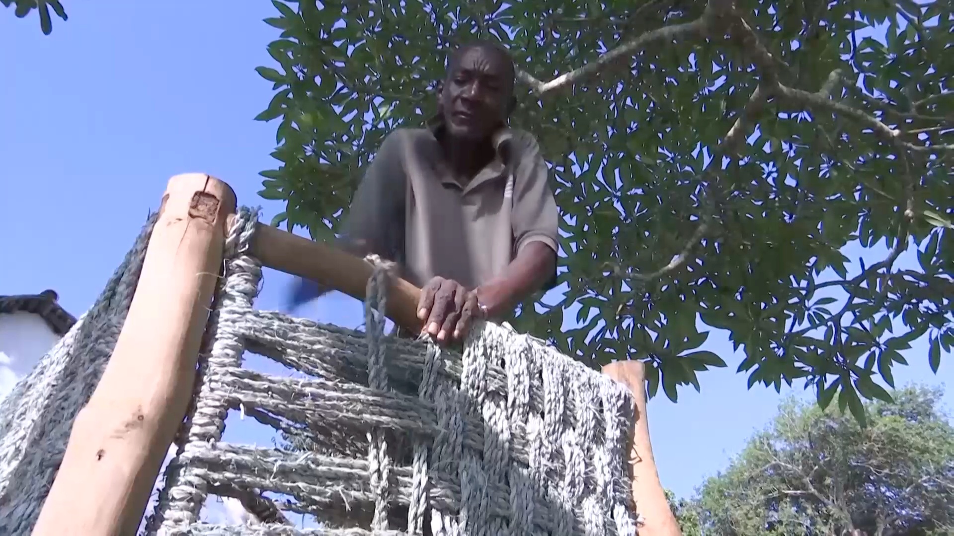 Мебель из отходов: кениец спасает океан от пластика