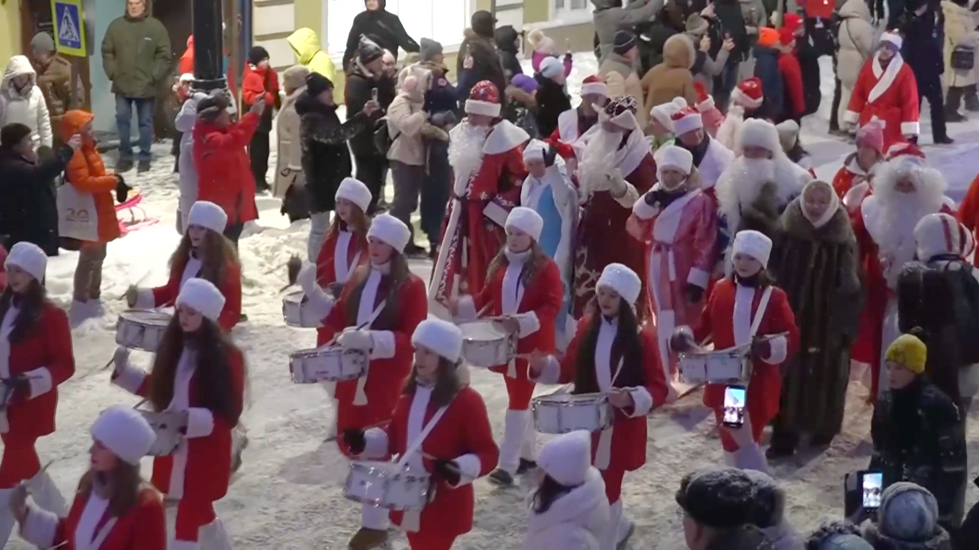 «Нашествие Дедов Морозов» открыло сезон новогодних праздников в Рыбинске