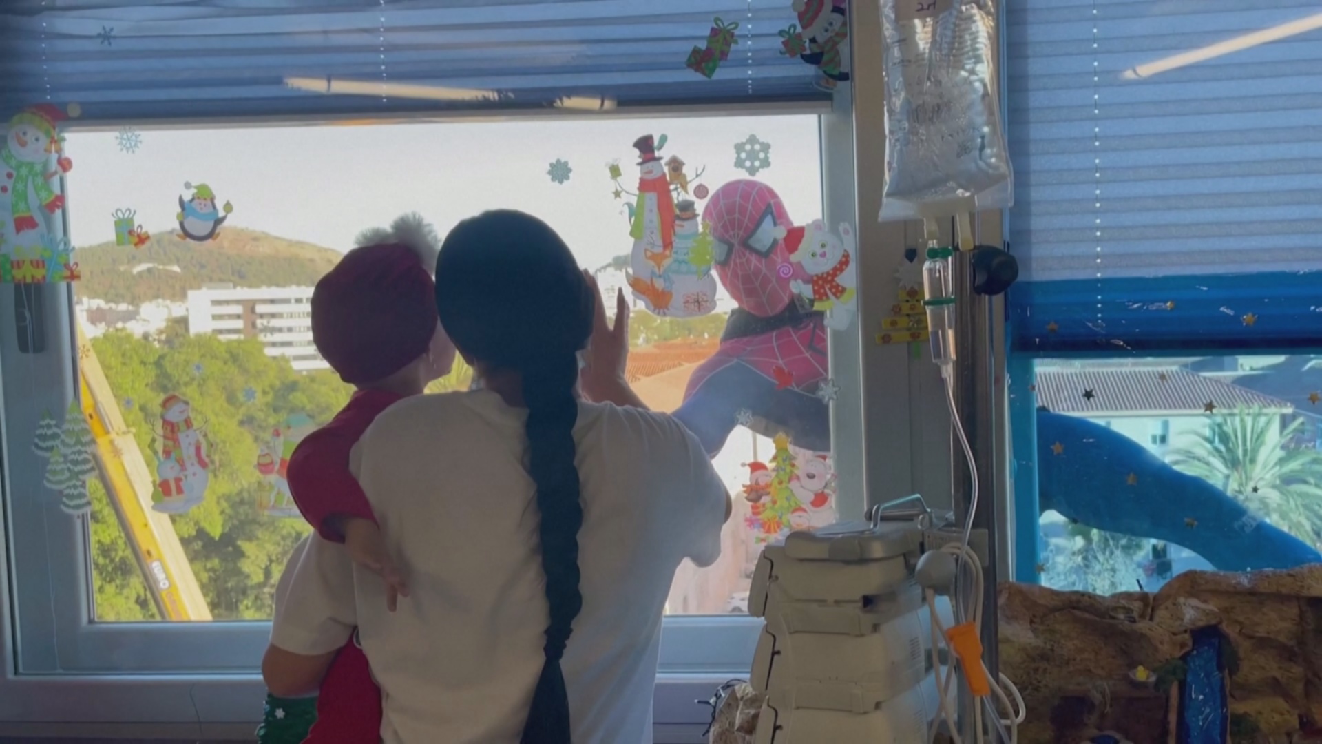Чудо перед Рождеством: Человек-паук навестил больных детей в больнице в Испании