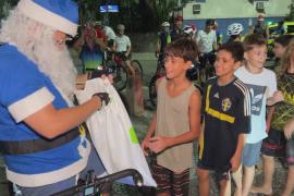 Санта-Клаус сел на велосипед, чтобы доставить подарки нуждающимся детям в Бразилии