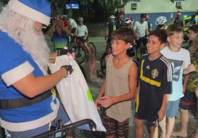 Санта-Клаус сел на велосипед, чтобы доставить подарки нуждающимся детям в Бразилии