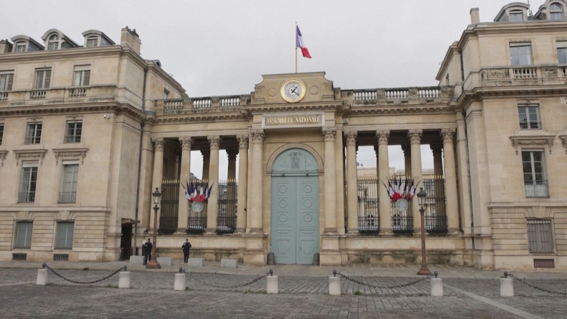 Французский парламент одобрил закон, ужесточающий миграционную политику