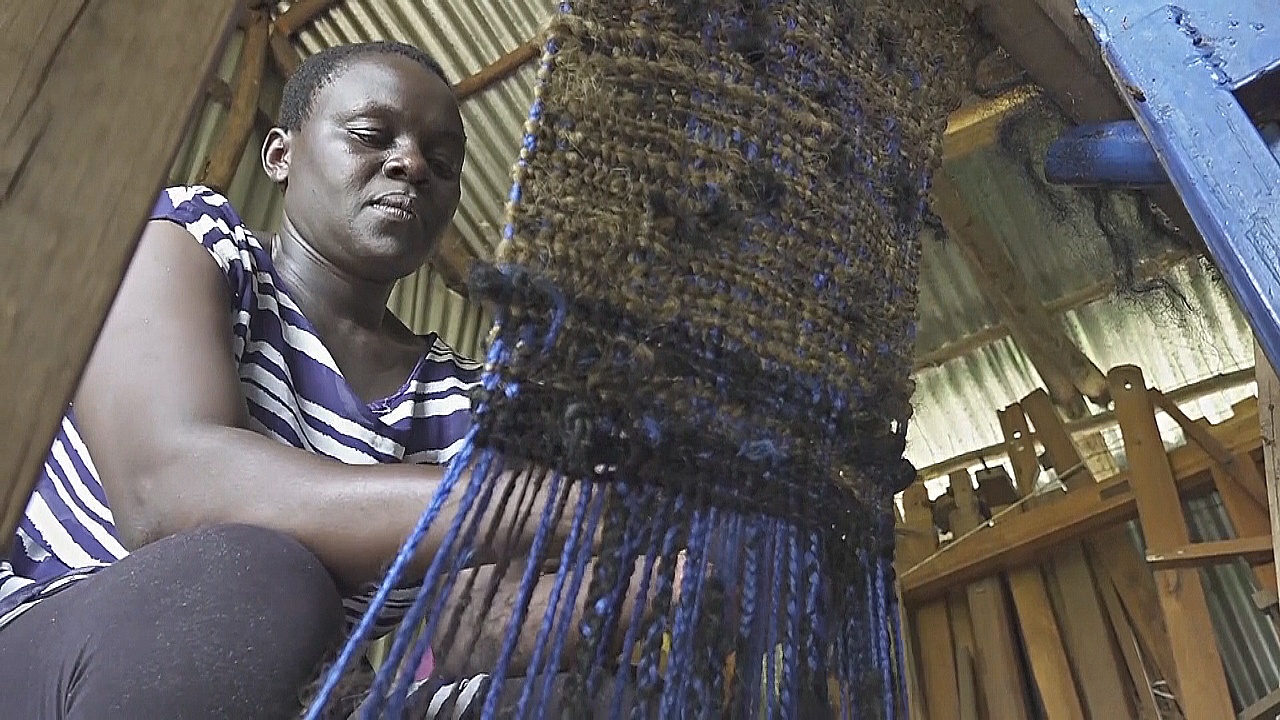 Синтетические парики утилизируют в Кении, чтобы защитить природу